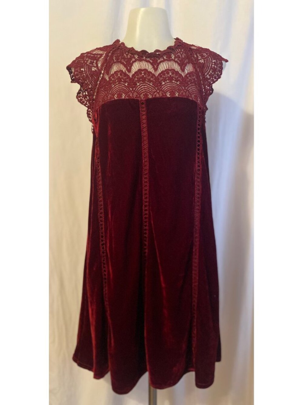 Lulus Who’s Who Burgundy Crocheted Lace Velvet Shift Dress Size M